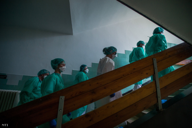 Védőfelszerelést viselő orvosok és ápolók a fővárosi Szent János Kórházban 2020. május 14-én