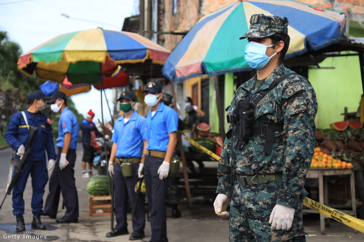 Katonák és rendőrök a perui Iquitos városának utcáin 2020. május 6-án.