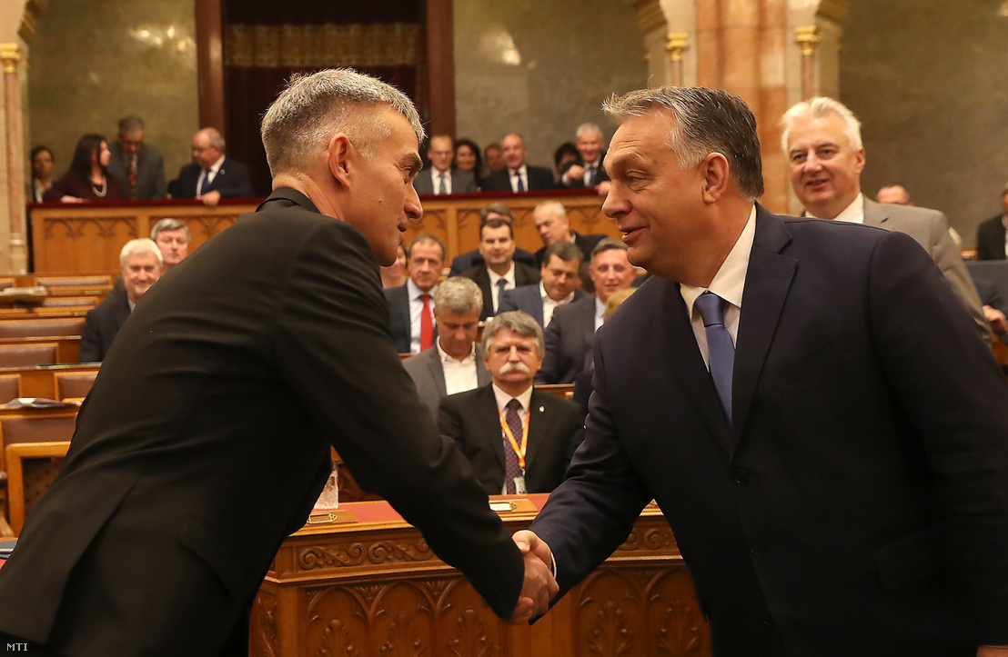 Orbán Viktor miniszterelnök gratulál Senyei György Barnának az Országos Bírósági Hivatal megválasztott új elnökének eskütétele után az Országgyűlés plenáris ülésén 2019. december 10-én.