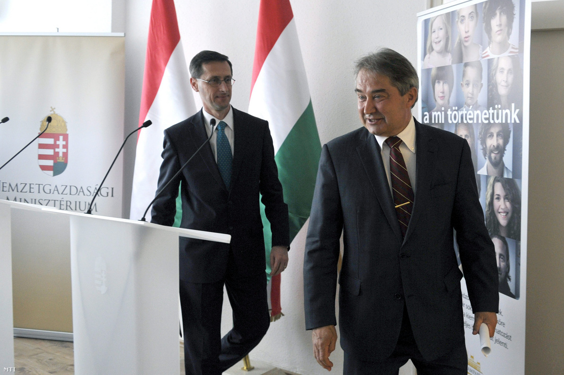Varga Mihály és Töröcskei István távoznak az egyeztetésüket követően tartott sajtótájékoztatójukról az ÁKK budapesti székházában 2013. április 15-én.