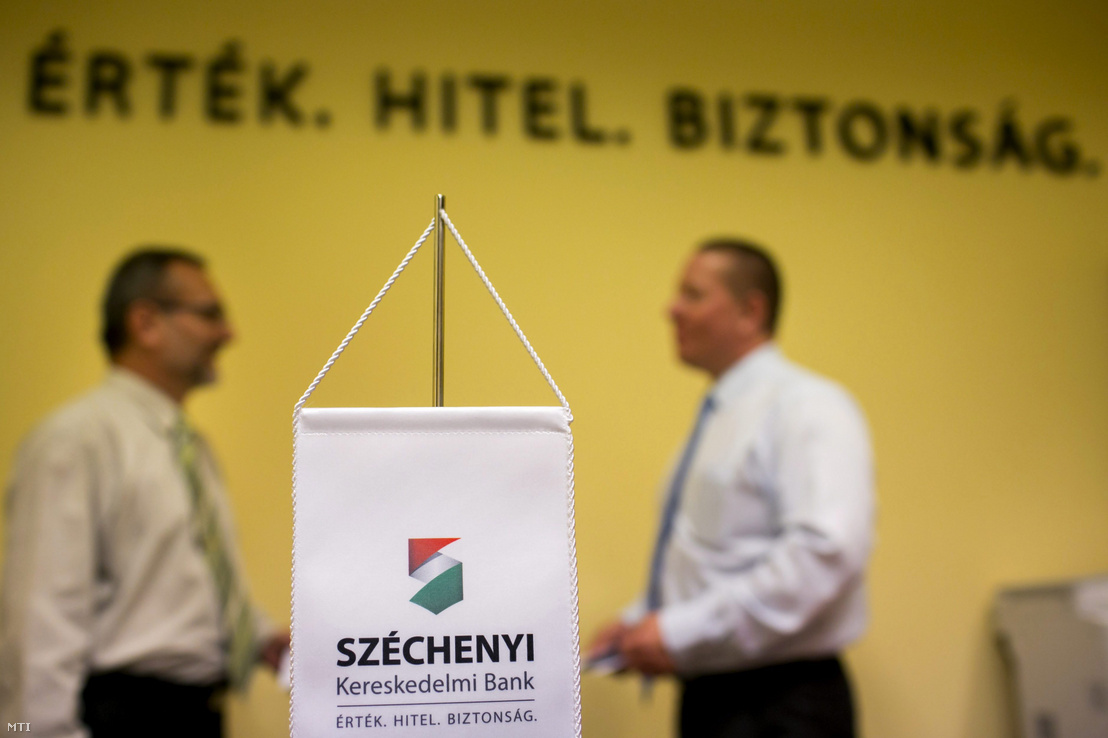 A Széchenyi Kereskedelmi Bank Zrt. alkalmazottai beszélgetnek a bank budapesti székházában 2013. július 1-jén.