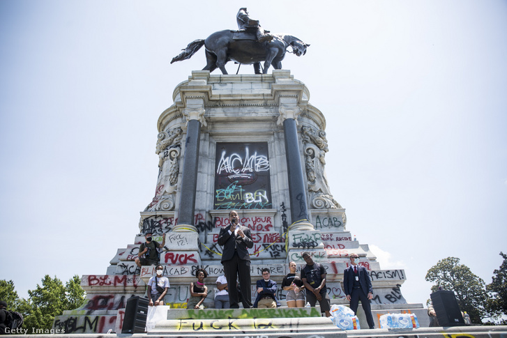 Tüntetők és rongálás: Robert E. Lee szobra Virginiában június elején.