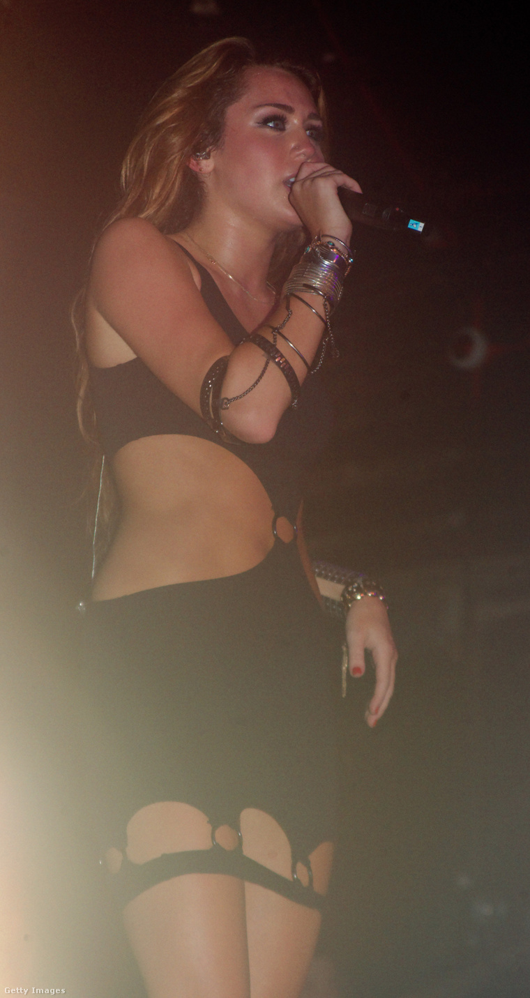 Miley Cyrus 2010-ben, a szóban forgó fellépésén.