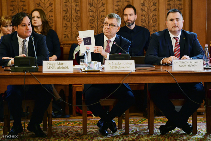 A Magyar Nemzeti Bank elnöki tisztségére újrajelölt Matolcsy György (középen) kinevezés előtti meghallgatásán az Országház Tisza Kálmán-termében 2019. február 26-án. Tőle balra Nagy Márton, jobbra Windisch László.