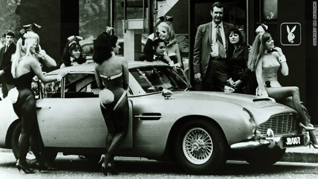 A legendás Aston Martin és egy raklap playmate