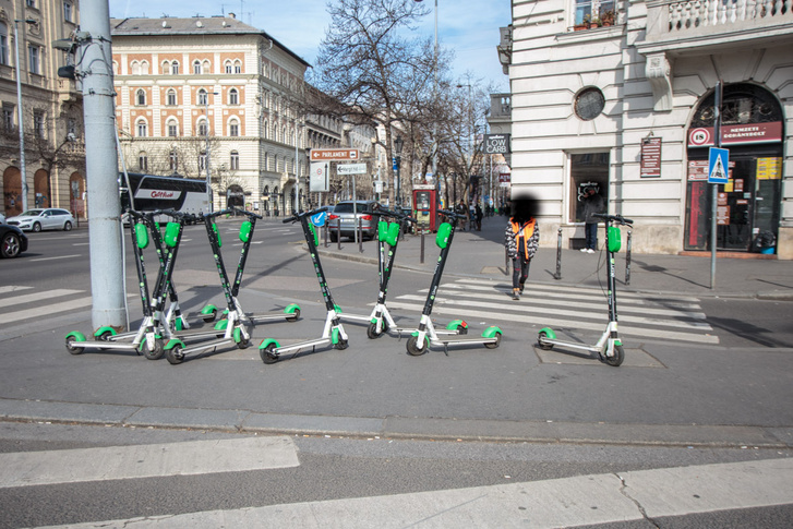 Lime rollerek a járdán Budapesten 2020. március 1-én