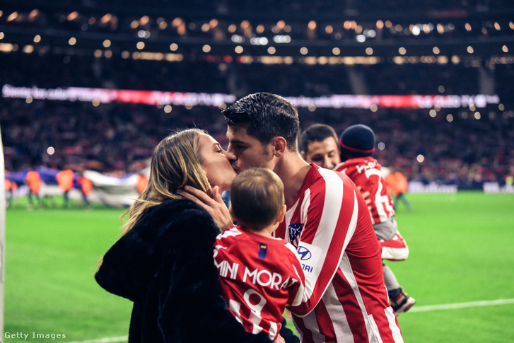 Álvaro Morata feleségével és gyerekével Madridban, az Atletico de Madrid - Levante Ud meccs után 2020-ban