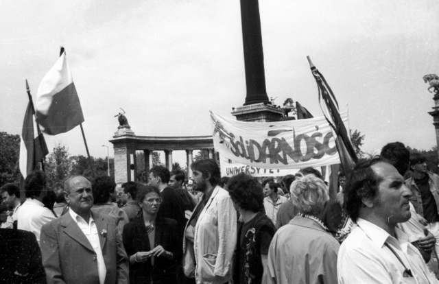 A Szolidaritás emblémája a Hősök terén Nagy Imre és kivégzett társai ravatalánál, 1989. június 16.