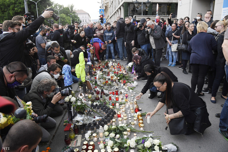 A Mi Hazánk Mozgalom megemlékezése a Deák téri késelés áldozatairól a bűnözés ellen szervezett felvonulás végpontján, a József Attila utcában 2020. május 28-án.