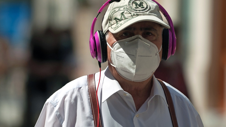 Egy spanyol férfi zenét hallgat a koronavírus-járvány idején. Fotó: Jesus Merida/SOPA Images/LightRocket via Getty Images