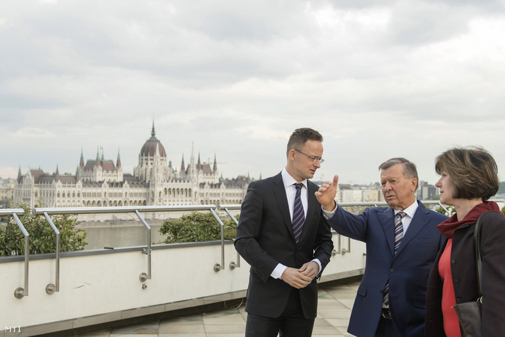 Szijjártó Péter fogadja Viktor Zubkovot a Gazprom igazgatótanácsának elnökét a minisztérium tetőteraszán 2019. április 17-én.