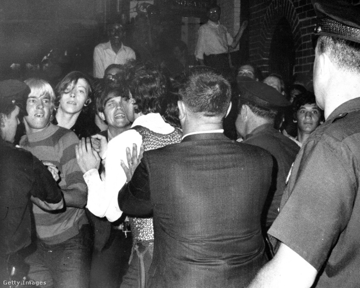 1969-ben a New York-i rendőrség durva razziát intézett a Stonewall nevű klub ellen