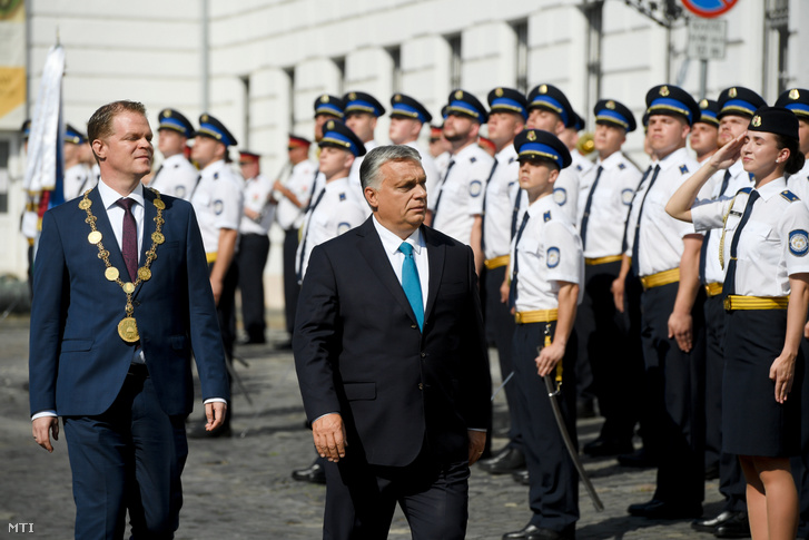 Orbán Viktor érkezik a Nemzeti Közszolgálati Egyetem Rendészettudományi Karának és Katasztrófavédelmi Intézetének tisztavatási ünnepségére a budavári Kapisztrán téren 2020. június 27-én, mellette Koltay András az egyetem rektora