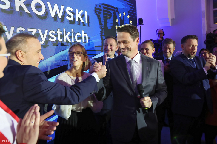 Rafal Trzaskowski az ellenzéki Polgári Koalíció a KO varsói polgármesterjejöltje és Grzegorz Schetyna a Polgári Platform a PO vezetője Varsóban 2018. október 21-én miután Trzaskowski győzött a lengyel önkormányzati választások első fordulójában.
