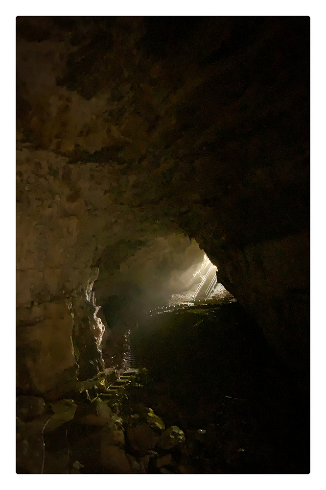 A Križna-barlang kétségkívül hatalmas élmény: Európa egyik leghatalmasabb barlangrendszerébe belépve megcsap a hideg (8 fok környékén mozog a levegő télen és nyáron), a tökéletes csend, és lenyűgöz az egyre eltűnő fény.