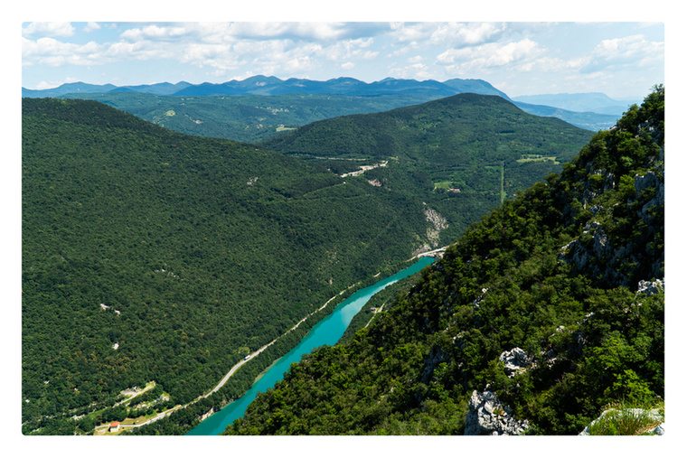 A történelmi tragédiák ellenére az Isonzo folyó azúrkék színével káprázatos.