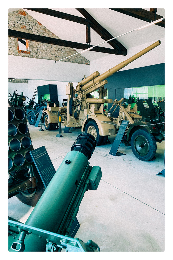 A hadtörténet kedvelőinek tökéletes szórakozás a pivkai múzeum, amelyben rendkívül izgalmas tárlatvezetést kaptunk: helikopterek, vonatok, tankok, katonai öltözékek, harckocsik, fegyverek és tengeralattjáró