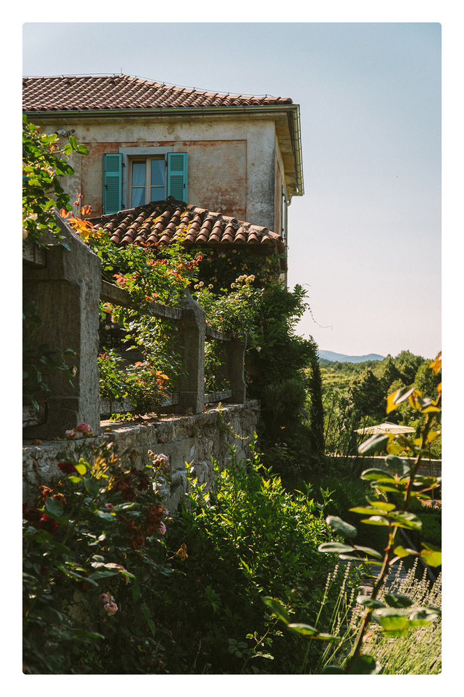 Utazásunk egyik csúcspontja a Villa Fabiani, amely az olasz határ közelében elhelyezkedő birtok szőlővel, kellemes medencével, finom borral és elképesztő panorámával.