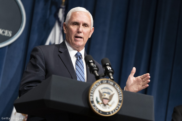 Mike Pence sajtótájékoztatót tart 2020. június 26-án.