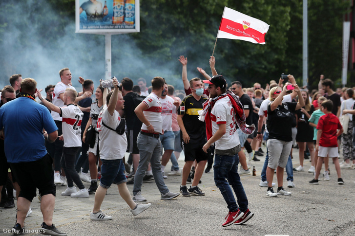 Stuttgarti szurkolók ünneplik a feljutást