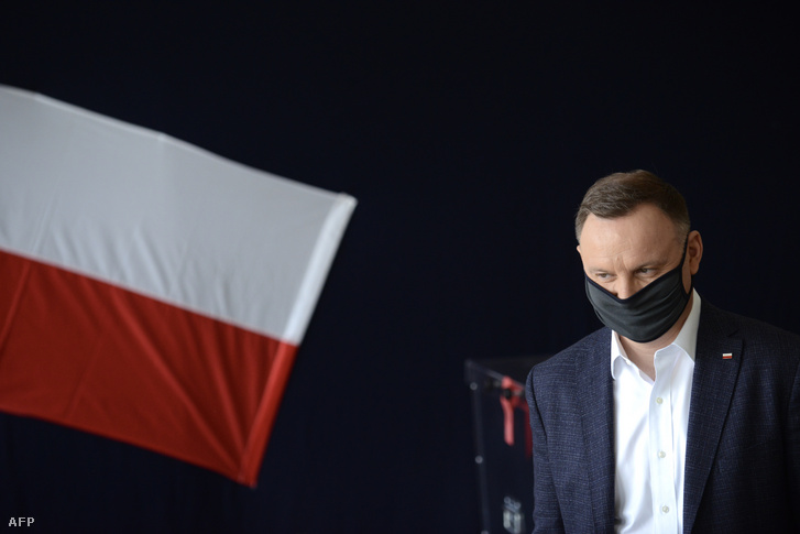 Andrzej Duda érkezik a szavazásra Krakkóban 2020. június 28-án