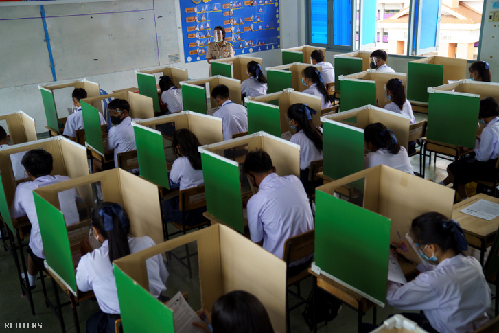 Iskolások a koronavírus után újranyitott Sam Khok iskolában 2020. július 1-én