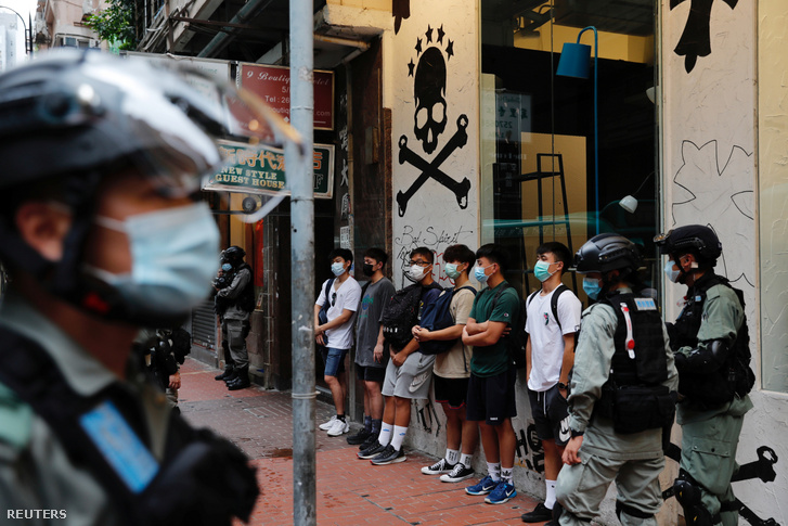 Tüntetőket vesznek körbe rohamrendőrök Hongkongban 2020. július 1-én