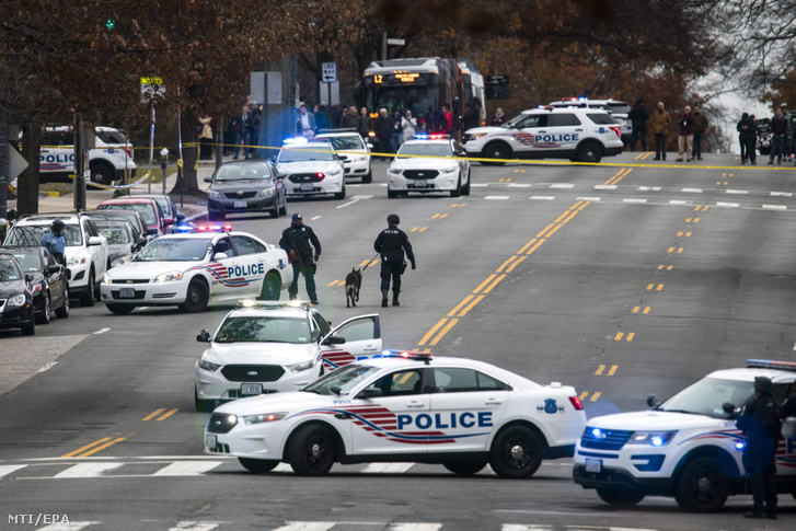 Rendőrautók zárják le a Connecticut sugárutat a washingtoni Comet Ping Pong pizzéria előtt 2016. december 4-én, miután egy férfi lőfegyverrel berontott az étterembe.