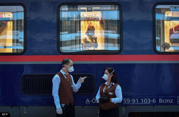 Egy román nő telefonál a Bécsbe induló vonat ablakában május 10-én a temesvári vasútállomáson.