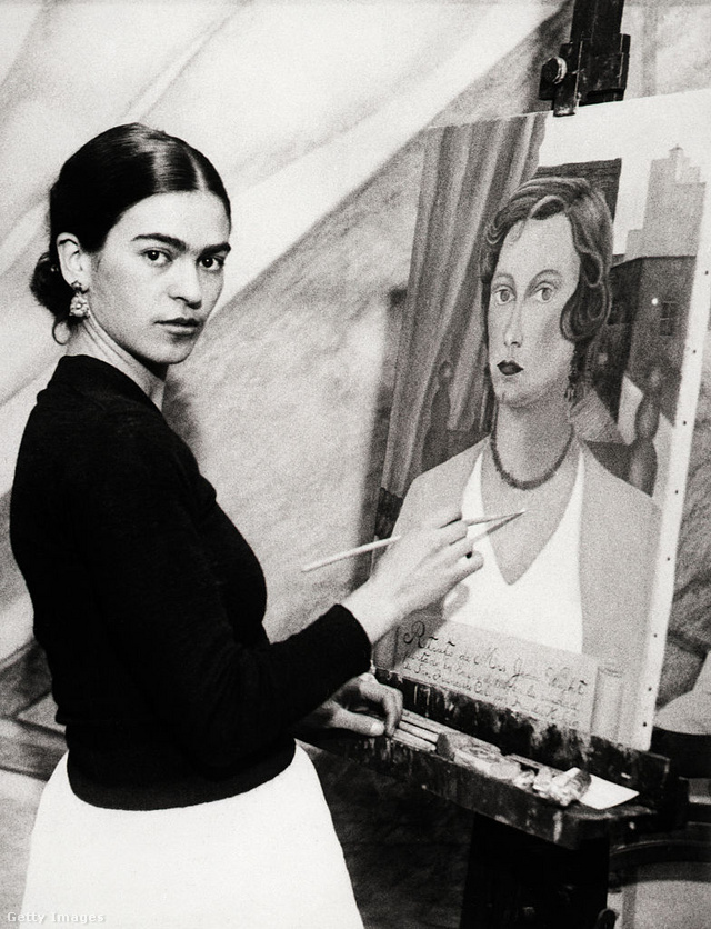 Frida egyik korai képét, Jean Wight portréját festi