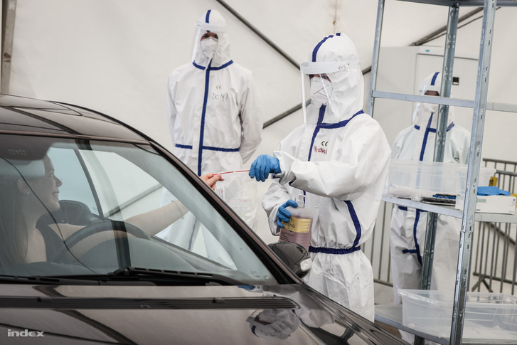 A budapesti Groupama Arénánál autós koronavírus tesztállomáson végeztek PCR-tesztet 2020. április 29-én
