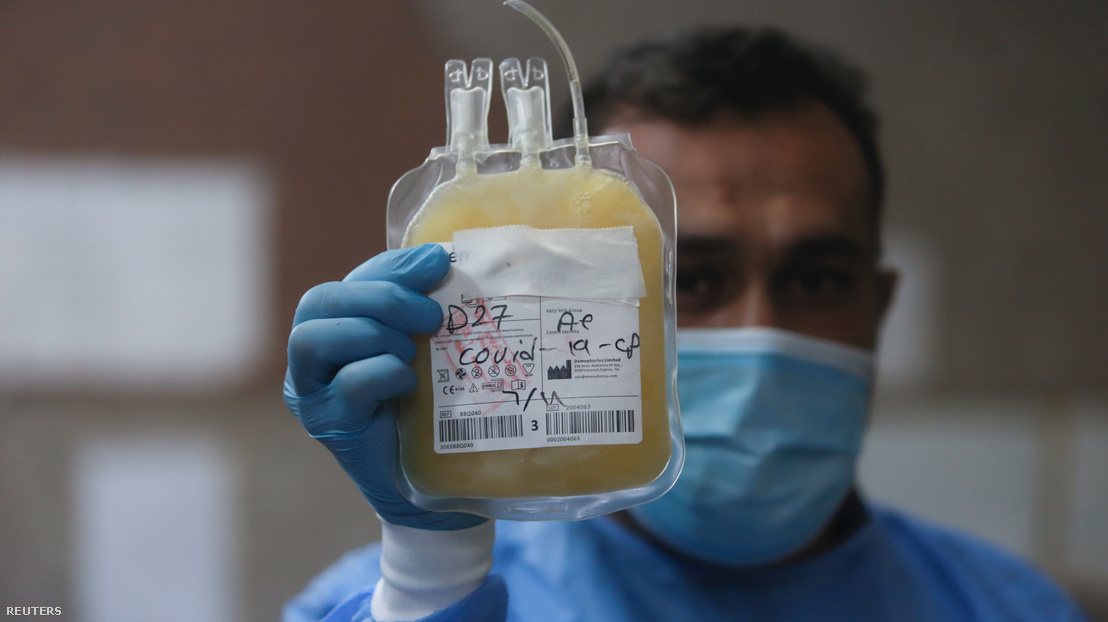 Az egyik gyógymód, amit alkalmaztak a koronavírus-fertőzés ellen. Gyógyult betegek vérplazmáját használták, amit ez az iraki orvos is a kezében tart 2020. június 20-án