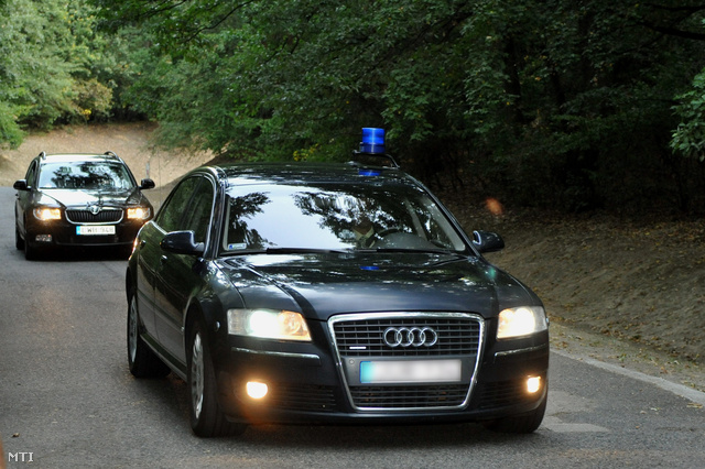 Szolgálati autók érkeznek a lovasberényi kihelyezett kormányülésre 2011. szeptemberében