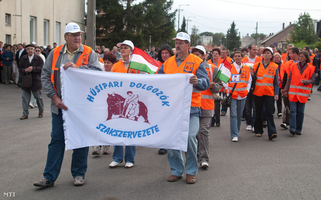 Demonstráló dolgozók vonulnak a Kapuvári Hús Zrt. épületéhez 2012. szeptember 14-én.