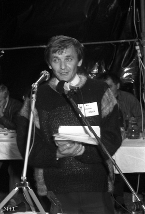 Lakitelek, 1988. szeptember 3. Lezsák Sándor megnyitja az MDF megalakulásának egyéves évfordulóján tartott tanácskozást