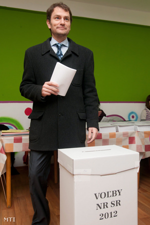 Nagyszombat 2012. március 10.Igor Matovic az Egyszerű Emberek és Független Személyiségek (OLaNO) mozgalmának vezetője leadja szavazatát az előre hozott parlamenti választásokon