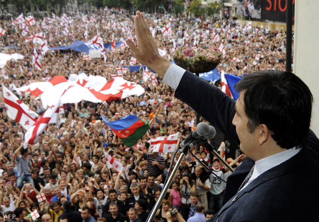 Miheil Szaakasvili az őt ünneplő tömeg előtt, 2009-ben.