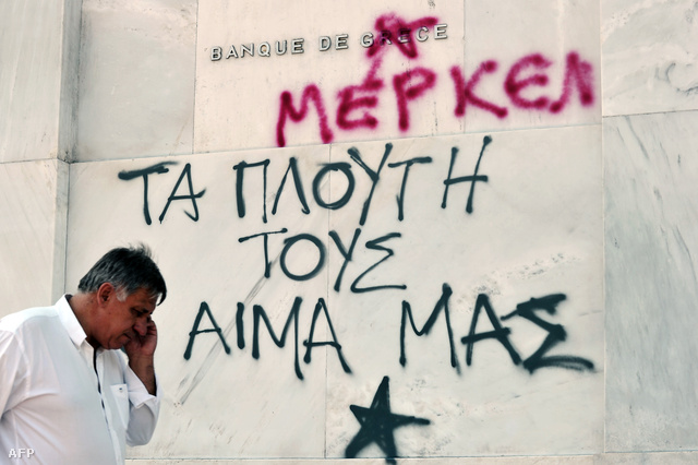 Görögország Bankja helyett "Merkel Bankja" felirat a Görög Nemzeti Bank épületén