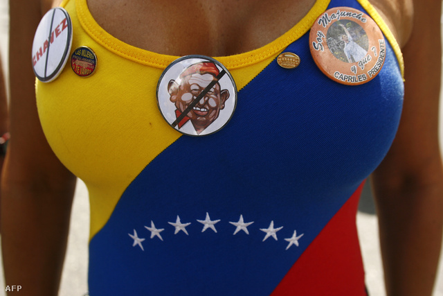 A két véglet két kitűzőn egy venezuelai nő felsőjén