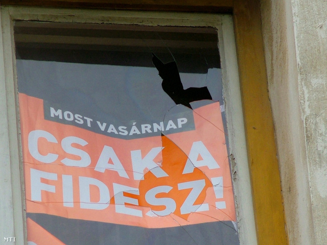 Már nem csak a Fidesz? Betört ablak a párt egyik vidéki aktivistájának családi házán