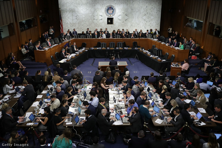 Mark Zuckerberg a 2018-as meghallgatásán a Capitol Hillben, ekkor a Cambridge Analytica botrány miatt kellett válaszolnia a kérdésekre a Facebook vezetőjének