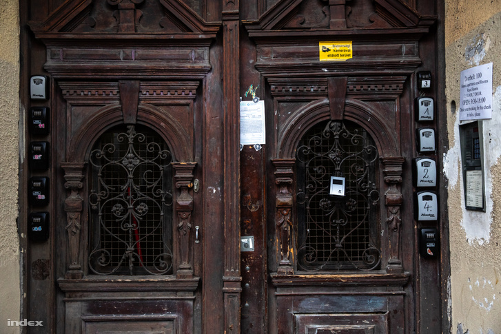 Airbnb lakások kulcsszéfjei az egyik Wesselényi utcai társasház bejáratán