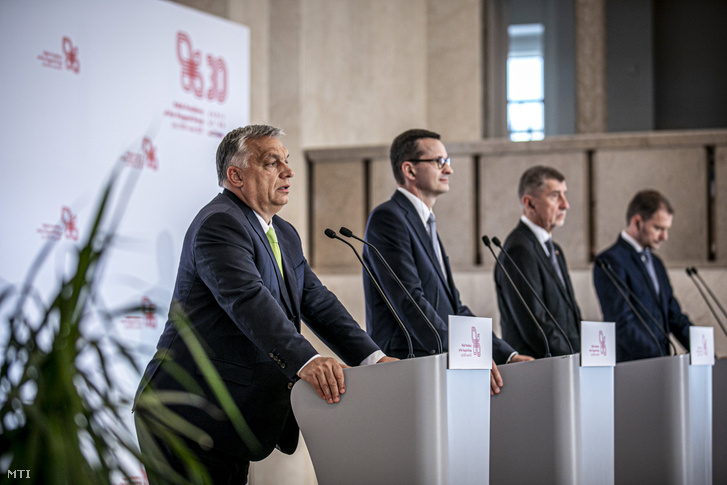 Orbán Viktor magyar, Mateusz Morawiecki lengyel, Andrej Babis cseh és Igor Matovic szlovák miniszterelnök Varsóban