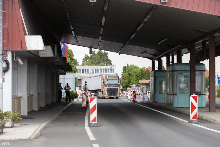 A Hosszúfalu (Dolga Vas)-Rédics határátkelő 2020. május 28-án. A koronavírus-járvány miatt korábban bevezetett korlátozást feloldották, délutántól mindkét ország polgárai karantén és más korlátozások nélkül átkelhetnek a magyar-szlovén határon.