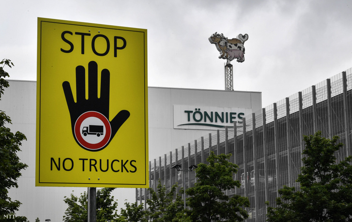 Teherautók behajtását tiltó tábla áll a Tönnies német húsipari cég húscsomagoló üzeme előtt a nyugat-németországi Rheda-Wiedenbrückben 2020. június 18-án