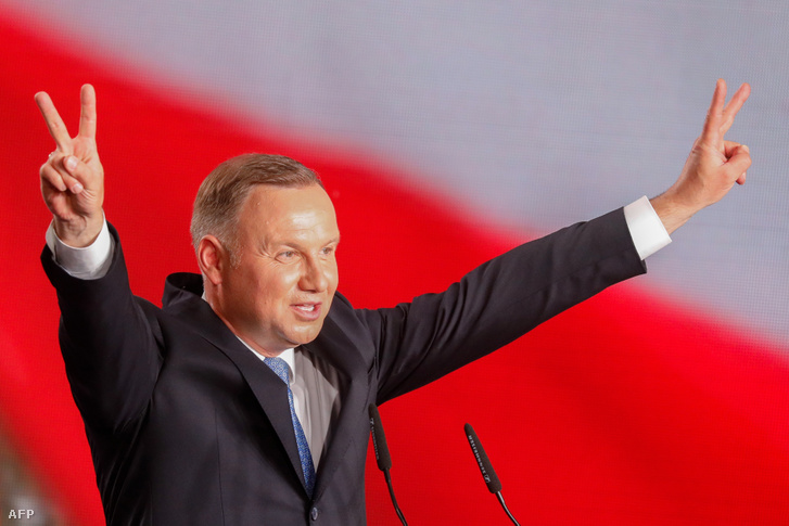 Andrzej Duda üdvözli támogatóit az elnökválasztás első fordulója után 2020. június 28-án Varsóban