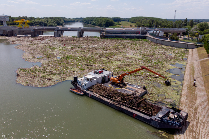 2019-es hulladékot egy uszályra rakodja egy munkagép a kiskörei vízlépcsőnél július 16-án