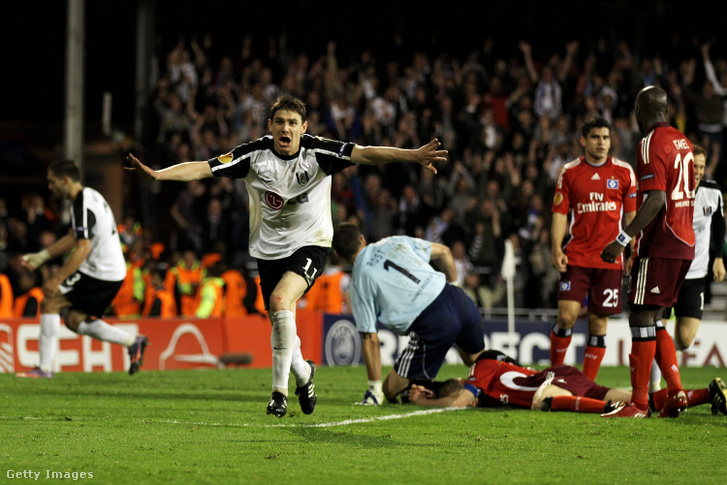 Gera Zoltán ünnepli gólját a Fulham játékosaként a Hamburger SV ellen megnyert mérkőzésen 2010. április 29-én Londonban