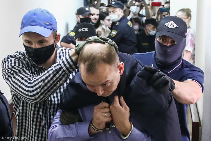 Ivan Szafronovot vezetik el a rendőrök