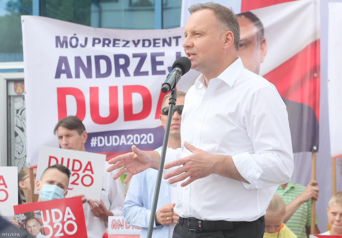 Andrzej Duda lengyel államfő, a kormányzó Jog és Igazságosság (PiS) jelöltje beszél a lengyelországi Augustowban tartott kampányrendezvényen 2020. július 7-én